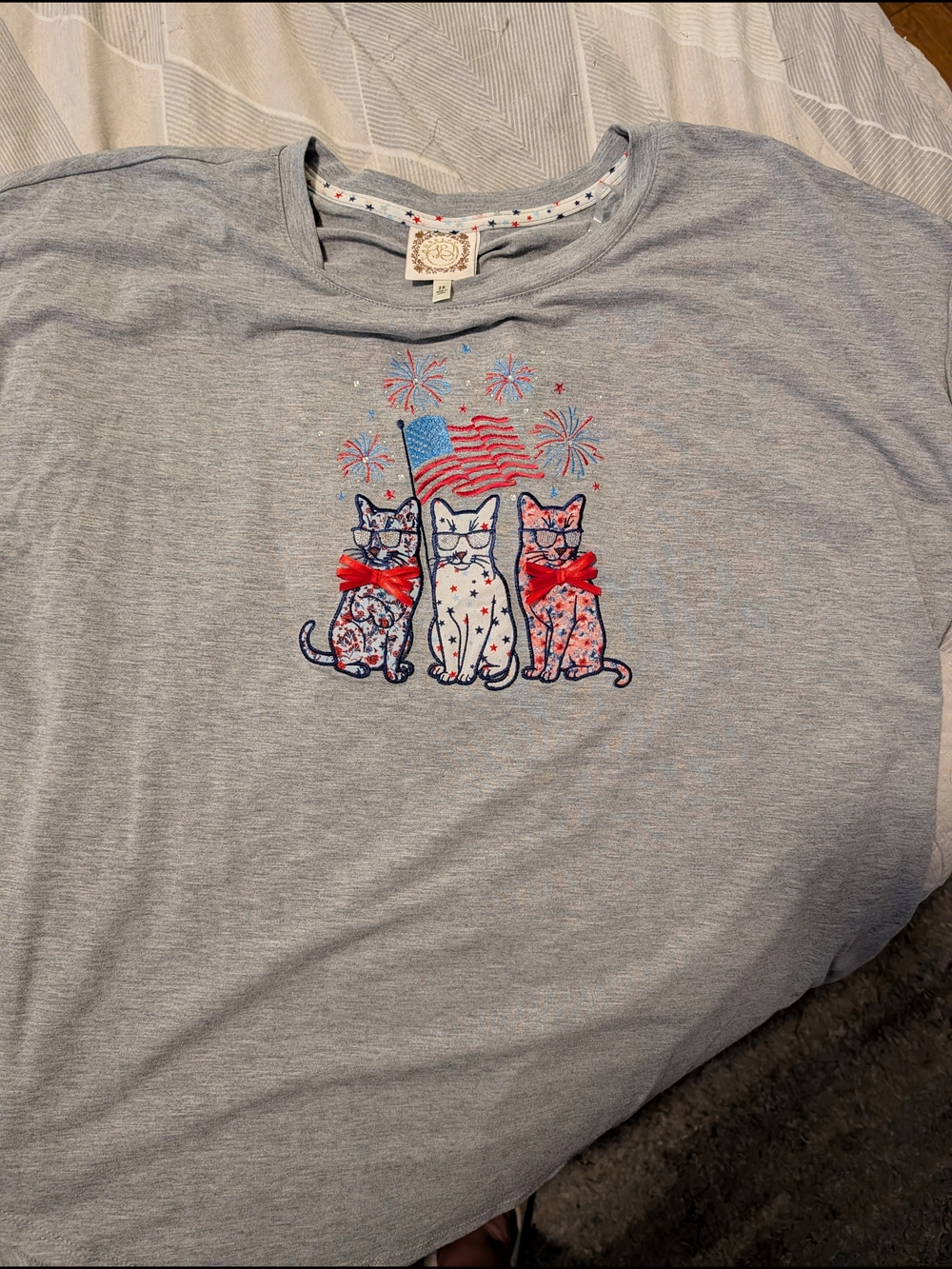 Gray Cat Patriotic Graphic Tee with Red Accents - Unbranded